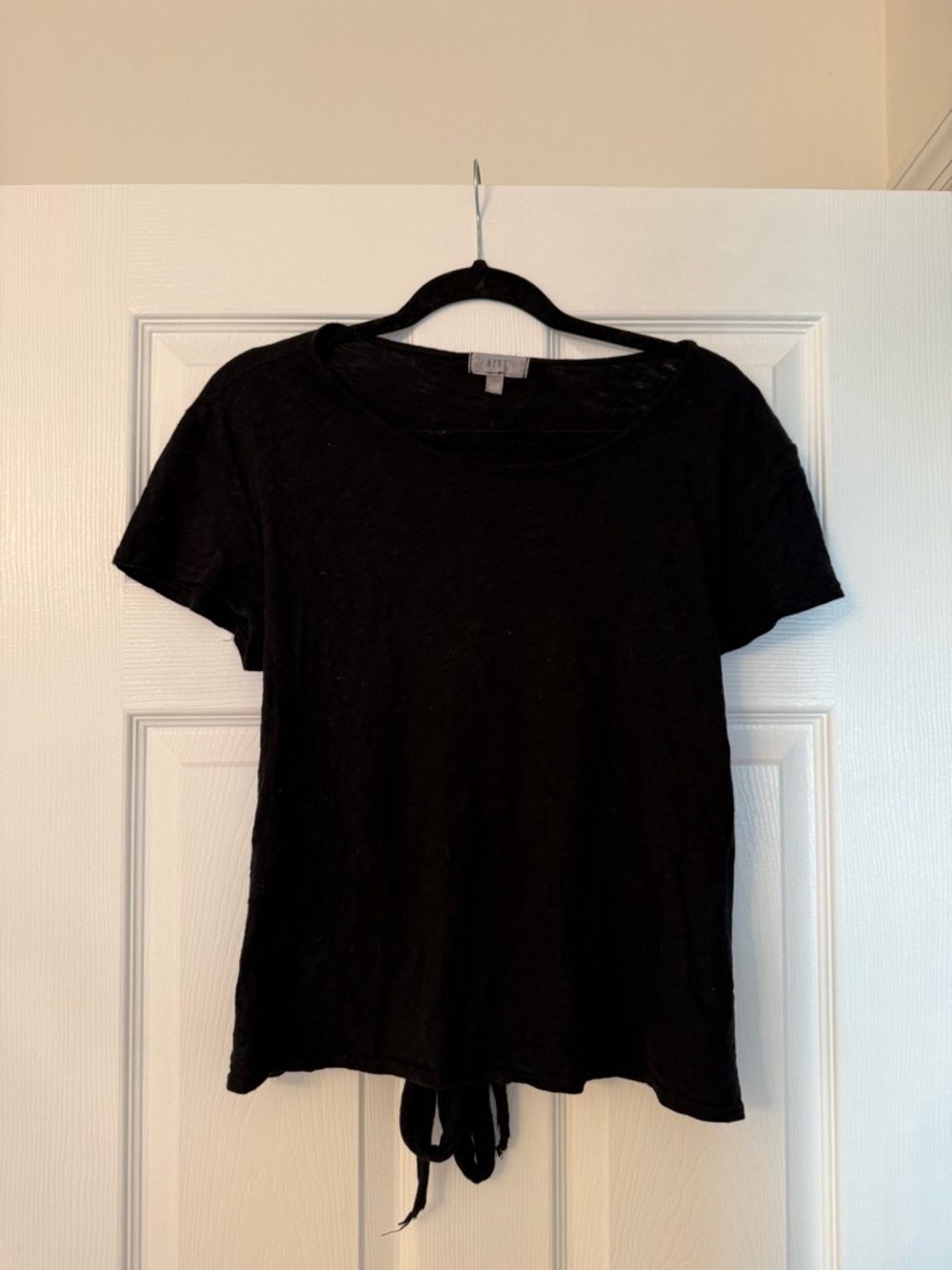 NYTT Black Short Sleeve Tie-Back Top